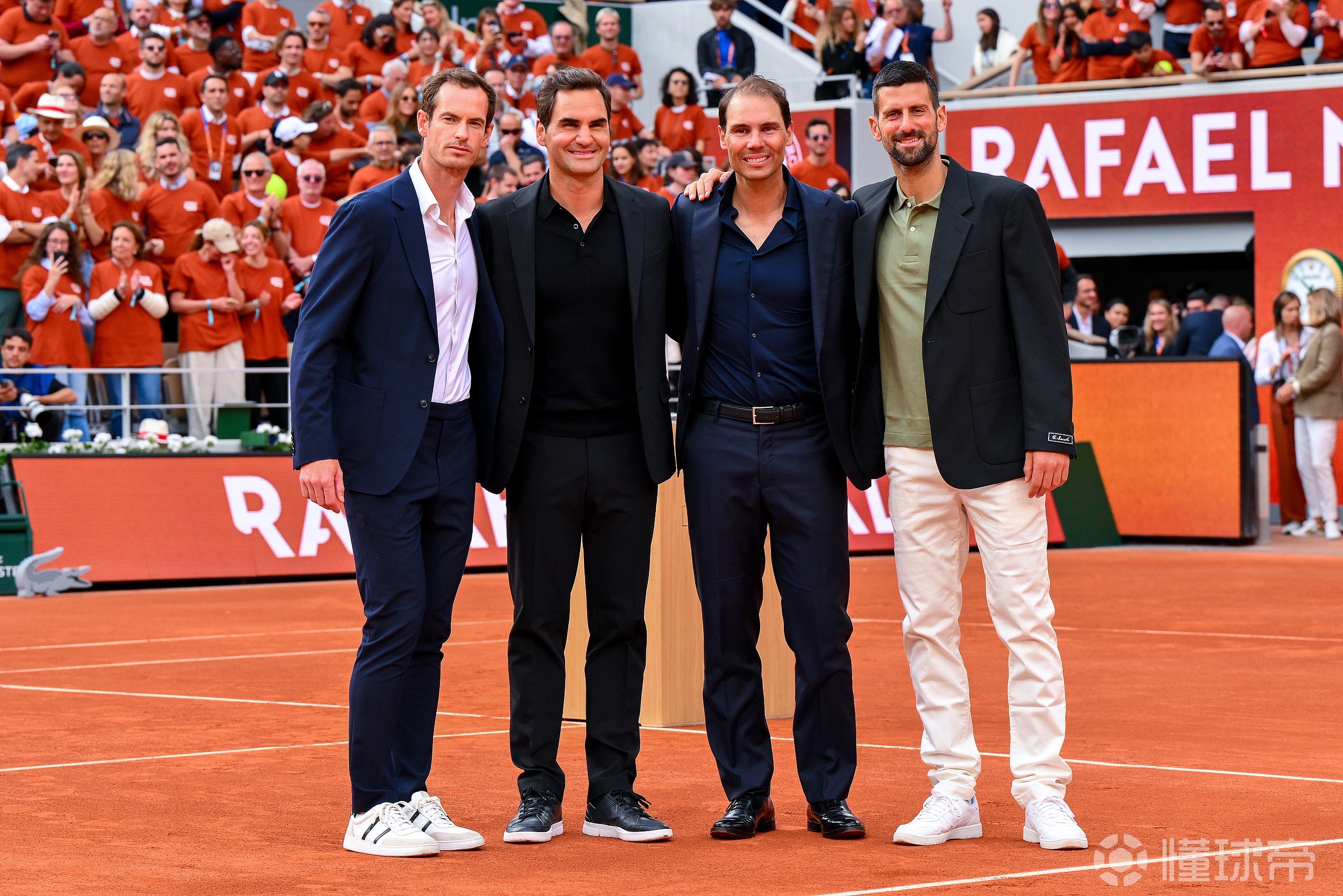 费德勒重返赛场，战术调整首场状态出色，巴塞罗那观众沸腾！的简单介绍